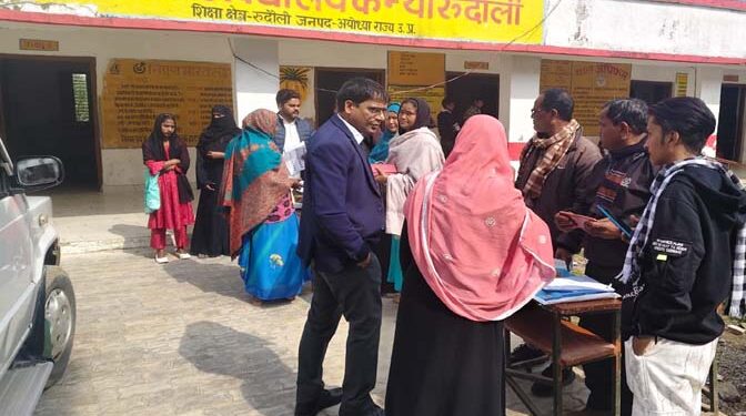 रुदौली में SDM ने किया मतदान केंद्रों का निरीक्षण, तीन बीएलओ अनुपस्थिति, कार्यवाही के निर्देश