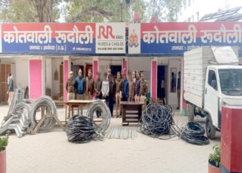 अयोध्या: विद्युत तार चोरी करने वाले गिरोह का भंडाफोड़; 5 अभियुक्त गिरफ्तार, करीब 5 लाख रुपये सामान बरामद