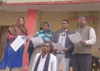 Ayodhya कम्पोजिट विद्यालय गनौली में बूथ लेवल के कर्मचारियों ने किया आलेख्य मतदाता सूची का पाठन