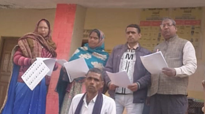 Ayodhya कम्पोजिट विद्यालय गनौली में बूथ लेवल के कर्मचारियों ने किया आलेख्य मतदाता सूची का पाठन