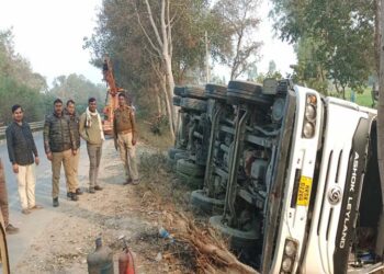 Ayodhya, नीलगाय को बचाने के चक्कर में केमिकल लदा टैंकर पलटा