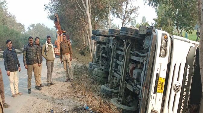 Ayodhya, नीलगाय को बचाने के चक्कर में केमिकल लदा टैंकर पलटा
