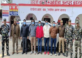 बहराइच: लाल-नीली बत्ती व हूटर लगे वाहन इनोवा क्रिस्टा से नेपाल में प्रवेश कर रहे 05 व्यक्ति गिरफ्तार