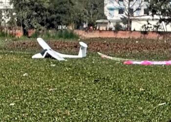 प्रयागराज: एयरफोर्स का ट्रेनी विमान तालाब में गिरा, पायलट मामूली चोटिल