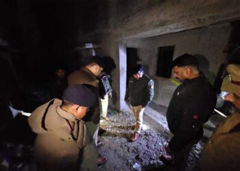 आगरा में हत्या का संदिग्ध आरोपी पुलिस मुठभेड़ में ढेर; दो पुलिसकर्मी घायल