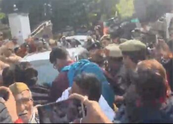 समर्थकों के बीच तीखी नोकझोंक के बाद निलंबित सिटी मजिस्ट्रेट अलंकार अग्निहोत्री बरेली से रवाना