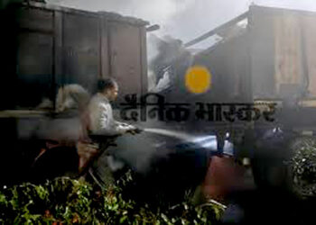 इटावा में घने कोहरे के बीच दो ट्रकों की टक्कर, एक चालक जिंदा जला