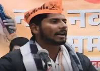 पुलिस के एक दरोगा को पार्षद के पुत्र ने थप्पड़ मारा, जनता ने उसे पीटा