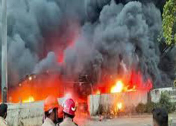 त्रिशूर रेलवे स्टेशन के पार्किंग क्षेत्र में आग लगने से करीब 500 दोपहिया वाहन जलकर खाक