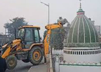 देवरिया में अवैध रूप से निर्मित मजार को प्रशासन ने ध्वस्त करने की कार्रवाई शुरू