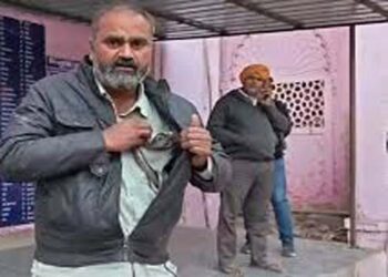 मथुरा: जेब में सांप लेकर अस्पताल में घुसा ई-रिक्शा चालक