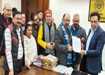 सहारा मीडिया समूह के सैकड़ों मीडियाकर्मी संकट में, अपर मुख्य सचिव सूचना संजय प्रसाद को दिया प्रतिवेदन