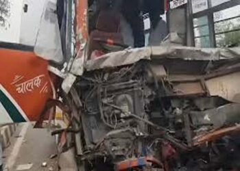 देवरिया में क्रेन से बस टकराने से दो दर्जन लोग घायल