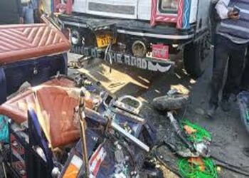 हरदोई: तेज रफ्तार डंपर की टक्कर से ई-रिक्शा में सवार दो छात्रों की मौत