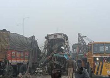 अमेठी में घने कोहरे के कारण पांच वाहन आपस में टकराए, एक युवक की मौत, तीन लोग घायल