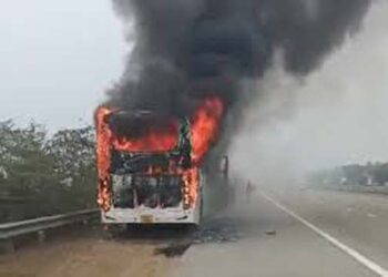 मथुरा में यमुना एक्सप्रेसवे पर बस में आग लगी, बाल-बाल बचे 60 से ज़्यादा लोग