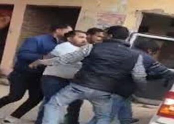 फिरोजाबाद में विजिलेंस ने पॉवर कॉरपोरेशन के JE राजेश पाल और संविदाकर्मी मुन्नेश कुमार को रिश्वत लेते पकड़ा