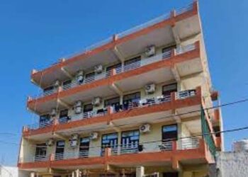 नोएडा के एक छात्रावास की चौथी मंजिल से कूदकर छात्र ने की आत्महत्या