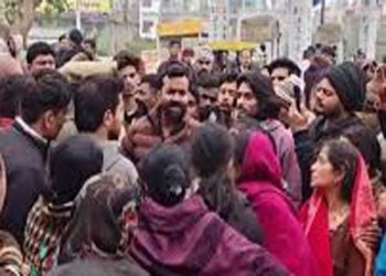 कानपुर में धर्म परिवर्तन के कथित दबाव में आकर आत्महत्या करने करने वाले युवक के शव को लेकर प्रदर्शन