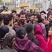 कानपुर में धर्म परिवर्तन के कथित दबाव में आकर आत्महत्या करने करने वाले युवक के शव को लेकर प्रदर्शन