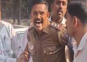 रिश्वत लेते पकड़े गए पुलिस निरीक्षक का वीडियो वायरल, गिरफ्तारी के दौरान चीखता-चिल्लाता दिखा