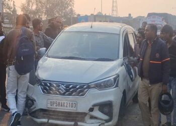अयोध्या: रोड क्रास कर रहे युवक को बचाने के चक्कर मे अर्टिगा पलटी, दो घायल