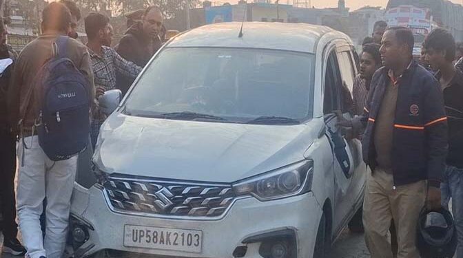 अयोध्या: रोड क्रास कर रहे युवक को बचाने के चक्कर मे अर्टिगा पलटी, दो घायल
