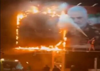 Watch, ईरानी में प्रदर्शनकारी पूर्व कमांडर कासिम सुलेमानी की मूर्तियों को लगाई आग, हजारों लोगो की मौत, गिरफ्तार