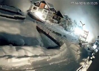 जम्मू कश्मीर: बर्फीला तूफान, भारी हिमपात होने के कारण कई सड़कें बंद, उड़ानें रद्द