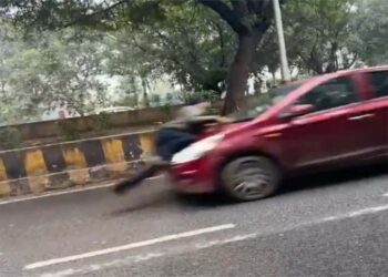 नोएडा: यातायात पुलिसकर्मी को कार चालक ने 500 मीटर तक बोनट पर घसीटा,मामला दर्ज