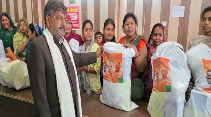 Ayodhya: रूदौली तहसील सभागार में युवा-महिला मंगल दल को मिला प्रोत्साहन, विधायक ने बांटी खेल सामग्री