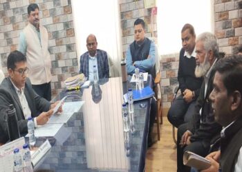 Ayodhya: रुदौली बार एसोसिएशन के अध्यक्ष के नेतृत्व में कमिश्नर को सौंपा 6 सूत्री मांग पत्र, बैनामे की पत्रावली मे नामान्तरण