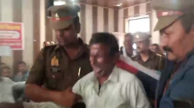 Ayodhya: रुदौली तहसील में न्याय न मिलने पर पीड़ित ने खुद पर पेट्रोल डालकर की आत्महत्या की कोशिश