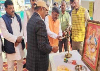 अयोध्या: रुदौली-मवई में हमारा आंगन, हमारे बच्चे, कार्यक्रम में विधायक ने बच्चों को वितरित की शैक्षिक सामग्री