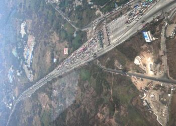 मुंबई-पुणे एक्सप्रेसवे पर आठ घंटे तक फंसे रहने के बाद उद्योगपति ने लिया हेलीकॉप्टर का सहारा