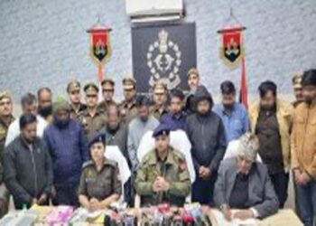 अलीगढ़: साइबर ठगी करने में संलिप्त गिरोह का भंडाफोड़, 12 गिरफ्तार