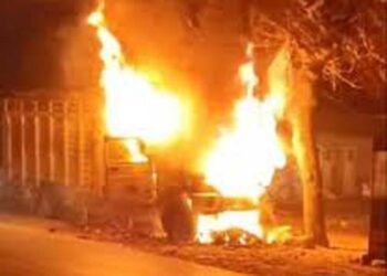 देवरिया: पिकअप वाहन से टक्कर के बाद बाइक में आग लगी, महिला जिंदा जली