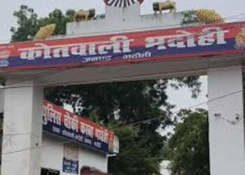 भदोही में दलित युवक की बेरहमी से पिटाई, आंख घोपी चाभी
