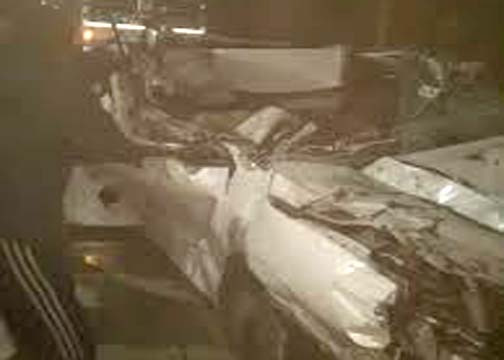 सुलतानपुर में अनियंत्रित कार ने ट्रक को मारी टक्कर; कार में सवार मां-बेटे की मौत, दो अन्य घायल