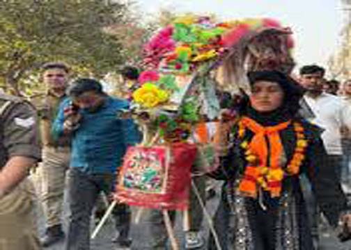 बुर्का पहनी महिला ‘मन्नत’ पूरी होने पर कांवड़ लेकर संभल पहुंची