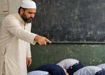 मथुरा में विद्यार्थियों से नमाज पढ़वाने के आरोप में प्राथमिक विद्यालय के प्रधानाध्यापक निलंबित