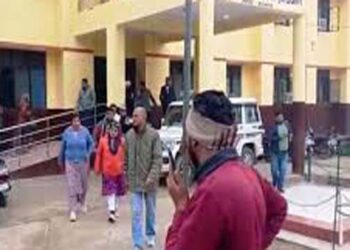 हाथरस के मुख्य चिकित्साधिकारी के कार्यालय में रिश्वत लेते हुए एक महिला लिपिक गिरफ्तार