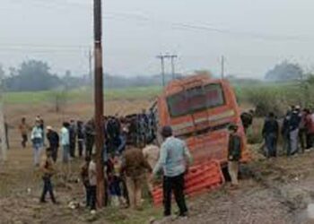 हरदोई में कंटेनर से भिड़ी बस, चालक की मौत, नौ यात्री घायल