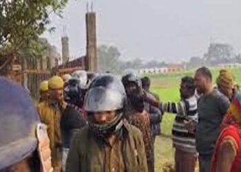 बलिया: अतिक्रमण हटाने गई पुलिस, राजस्व कर्मियों पर पथराव, आठ लोग घायल