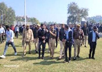 कानपुर इंजीनियरिंग कॉलेज में देर से पहुंचने पर छात्रों की पिटाई; दो सहायक प्रोफेसर निलंबित, चार हिरासत में