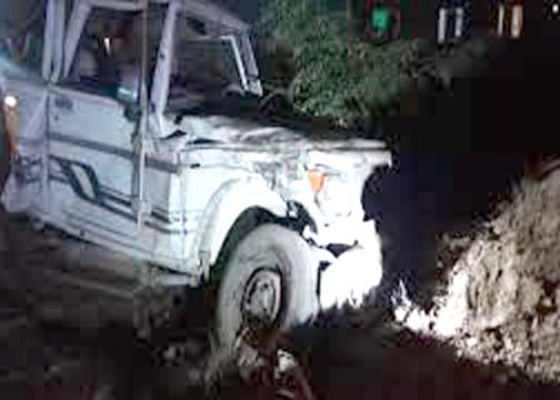 कुशीनगर में ट्रक-कार की टक्कर से तीन युवकों की मौत, चार अन्य गंभीर रूप से घायल