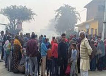 शाहजहांपुर में ट्रेन की चपेट में आने से किशोर की मौत, परिजनों ने की अस्पताल में तोड़फोड़