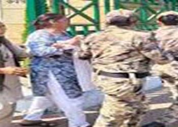 लखनऊ में लोक भवन के पास महिला ने किया आत्मदाह का प्रयास, पुलिस ने बचाया