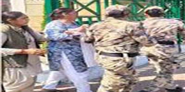 लखनऊ में लोक भवन के पास महिला ने किया आत्मदाह का प्रयास, पुलिस ने बचाया