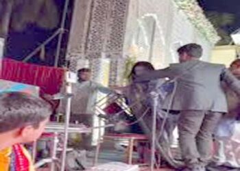 गोरखपुर कार्यक्रम में आपत्तिजनक टिप्पणी के बाद भोजपुरी गायिका ने एंकर को दौड़ाया, प्राथमिकी दर्ज